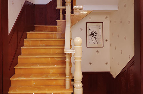 南朗镇中式别墅室内汉白玉石楼梯的定制安装装饰效果